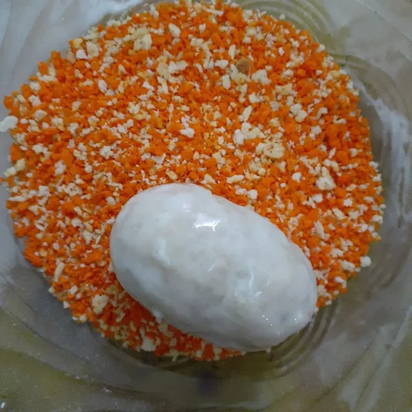 Lalu balur dengan tepung panir dan diamkan selama 30 menit dikulkas agar ketika digoreng tepung panirnya tidak rontok.