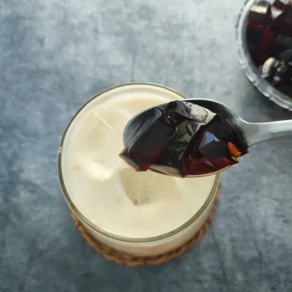 Tambahkan cincau hitam, aduk rata dan sajikan.