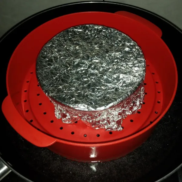 Tutup mangkok dengan aluminium foil, kukus selama 10 menit.