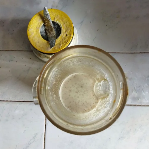 Haluskan bumbu halus dengan blender.