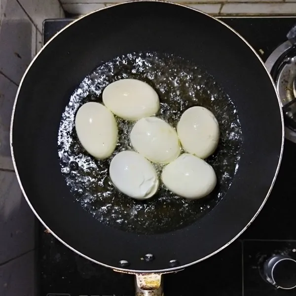 Goreng sebentar telur rebus sampai berkulit, agar hasilnya tdk mudah hancur. Angkat dan tiriskan.