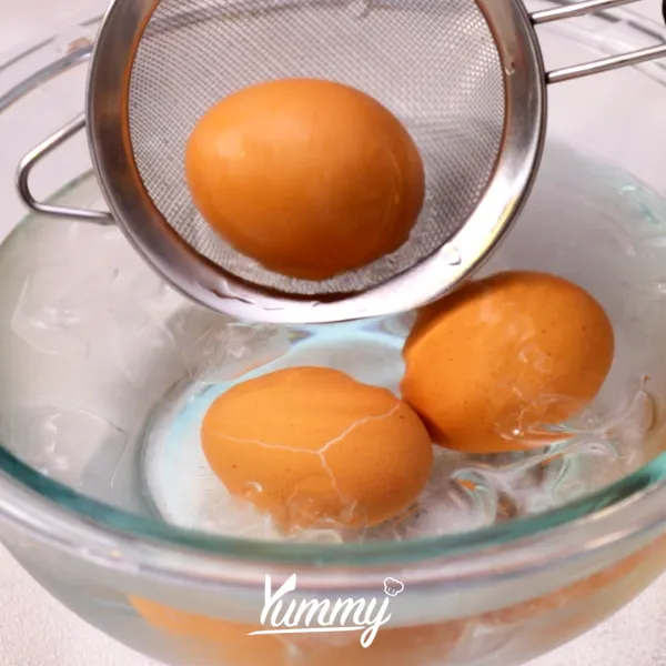 Didihkan air, rebus telur selama 5 menit kemudian angkat dan rendam di air es.