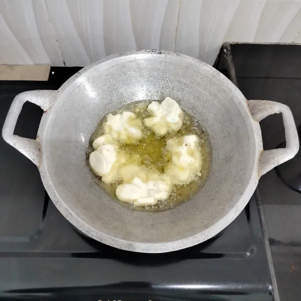 Ambil adonan dengan sendok, lalu goreng dalam minyak panas hingga kedua sisinya matang kecoklatan. Lalu angkat dan tiriskan.