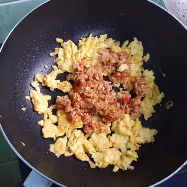 Masukkan sambal tempe, aduk-aduk hingga tercampur rata.