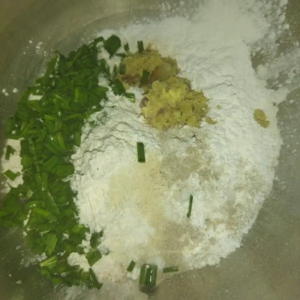 Siapkan wadah, masukkan tepung terigu, tepung beras, tepung maizena, kucai, bumbu halus, garam, kaldu bubuk dan lada bubuk.