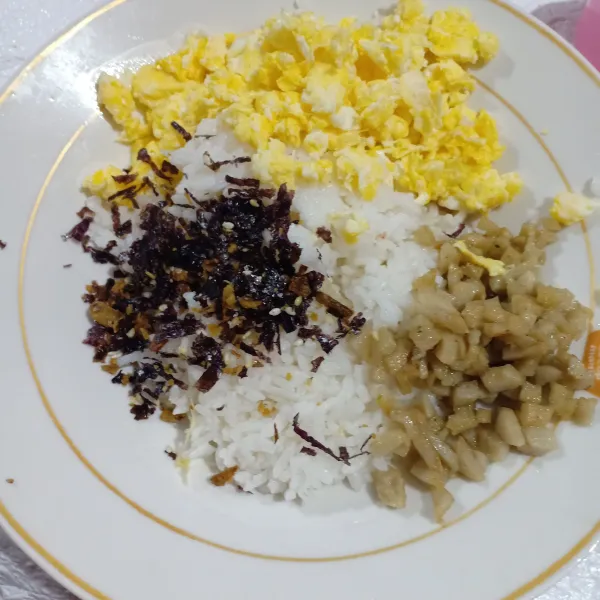 Siapkan nasi dalam piring, tambahkan telur dan baso.