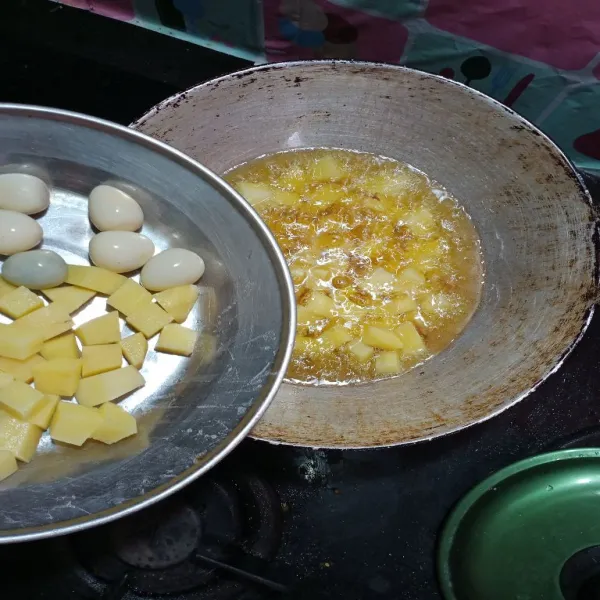 Panaskan minyak dalam wajan, kupas dan bersihkan telur puyuh juga, goreng hingga matang.