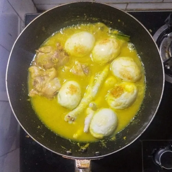 Tambahkan telur dan air ke dalamnya lalu masak lagi hingga meresap.