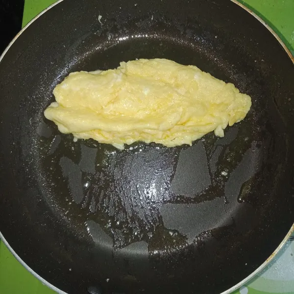 Siapkan pan, dan beri mentega lalu tuang telur dan masak.