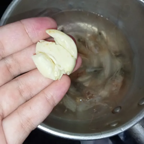 Masukkan bawang putih geprek.