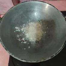 Tumis bawang merah dan bawang putih cincang hingga harum.