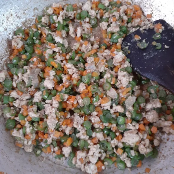 Lelehkan margarin lalu tumis bumbu halus hingga wangi, masukkan ayam, wortel, buncis dan aduk sampai tercampur dengan baik. Tuangkan air lalu tambahkan merica, kaldu ayam bubuk, garam dan masak hingga cairan habis lalu taburi tepung terigu, aduk rata. Matikan kompor.