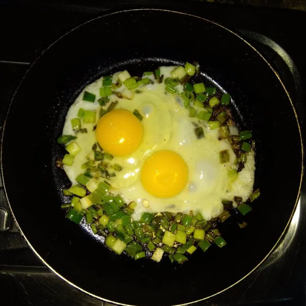 Masukkan telur ke dalam tumisan daun bawang.