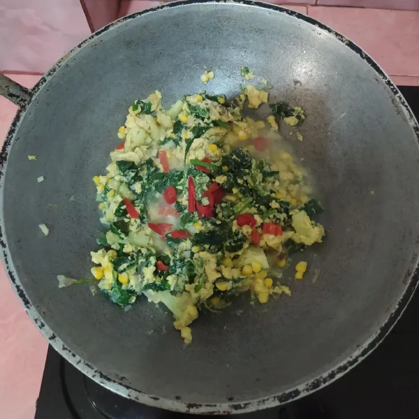 Taburi irisan cabe merah, jika suka pedas boleh pakai cabe rawit.