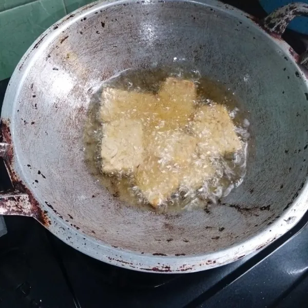 Goreng tempe hingga golden brown lalu tiriskan.