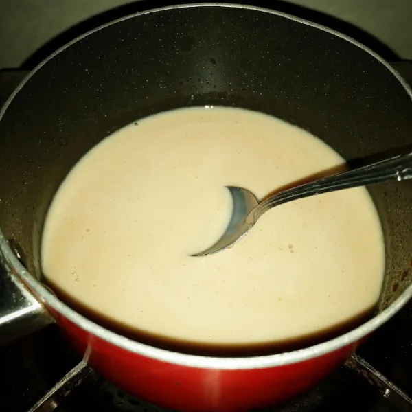 Tuang susu full cream. Masak dengan api kecil sambil diaduk sampai keluar buih kecil di pinggirannya. Tambahkan garam, aduk sebentar.