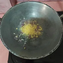 Masukkan jagung manis dan air.