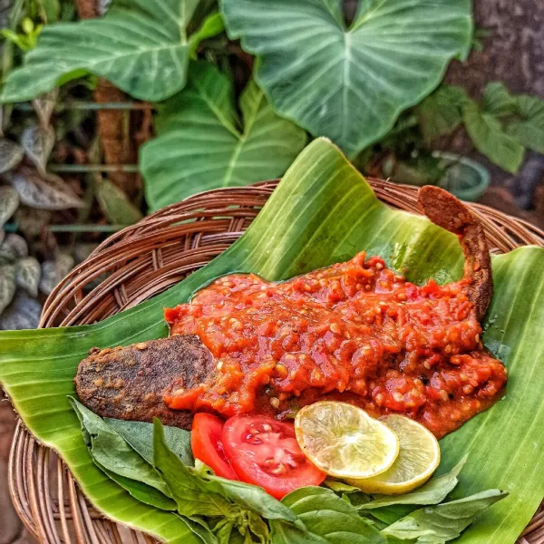 Siram sambal di atas lele goreng tepung. Sajikan.