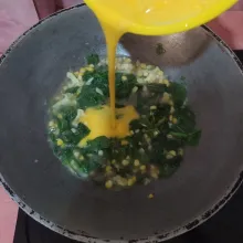Kocok telur, lalu tuang di atas tumisan. Setelah telur hampir matang langsung saja di orak-arik.
