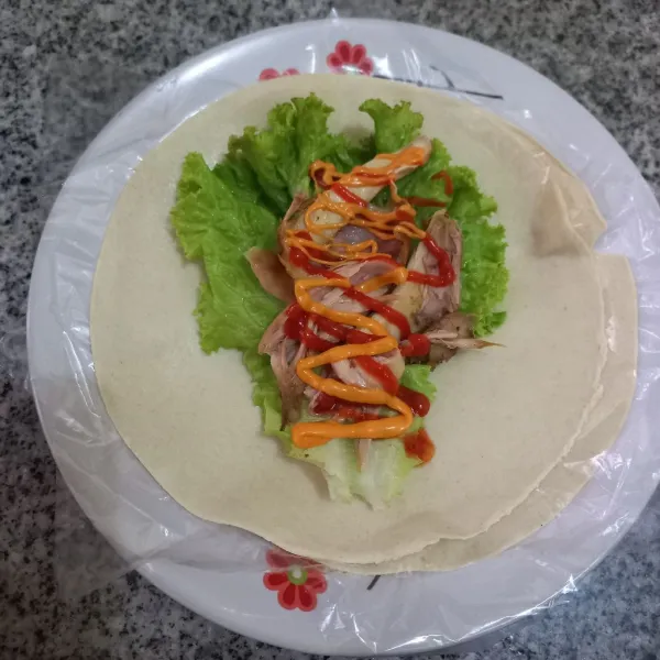 Tambahkan juga saus dan mayonaise.