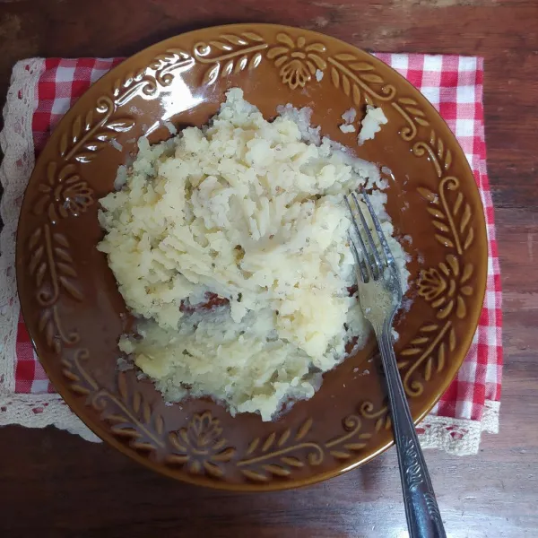 Hancurkan kentang dengan garpu hingga halus, tambahkan parsley dan garam.