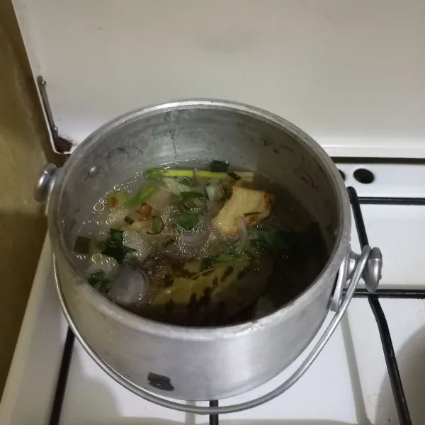 Siapkan kastrol (panci untuk membuat nasi liwet) tuang beras, air secukupnya dan bawang yang telah digoreng.