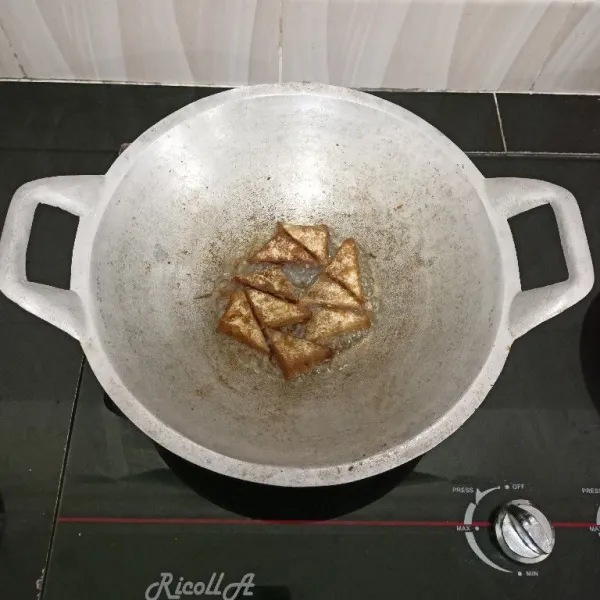 Kemudian goreng dalam minyak panas hingga kecokelatan, lalu angkat dan tiriskan.