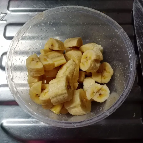 Kupas pisang, kemudian potong dadu.