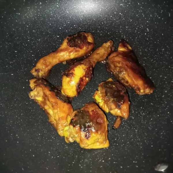 Bakar ayam dan olesi dengan bumbu sisa mengungkep ayam tadi, kemudian bolak-balik hingga sedikit kecokelatan. Lalu angkat dan sajikan.