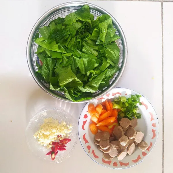 Siapkan bahan, cuci bersih sayuran dan cincang kasar bawang putih.