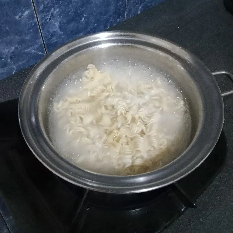 Step 1 Mie Kuah Sawi