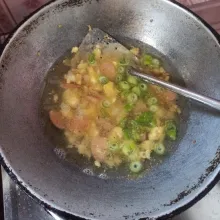Tuang air agak banyak dan masukkan daun bawang, masak hingga mendidih.
