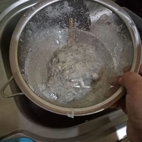 Cuci Teri nasi dengan air mengalir hingga bersih.