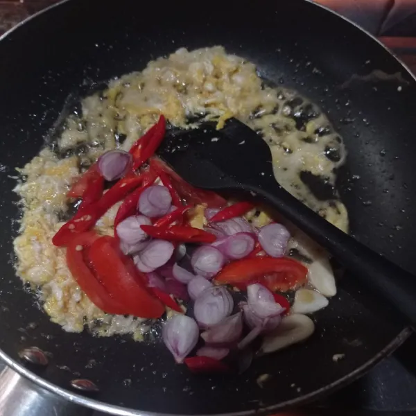 Masukkan irisan bawang merah, bawang putih, tomat dan cabe, masak sampai bumbu matang.
