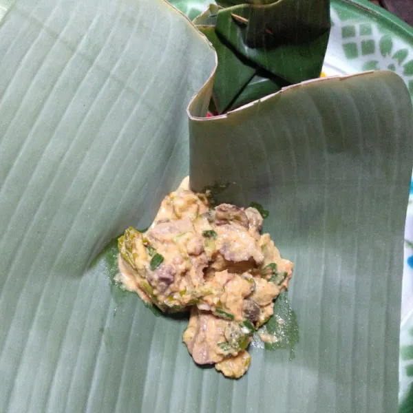 Siapkan daun pisang, ambil adonan 2 sendok makan lalu sematkan, lakukan hingga selesai.