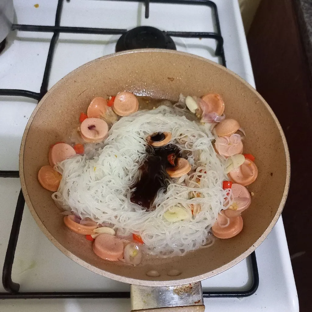 Step 5 Bihun Goreng Sosis Pedas