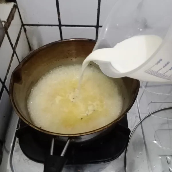 Tambahkan susu dan aduk rata. Masak hingga air menyusut.