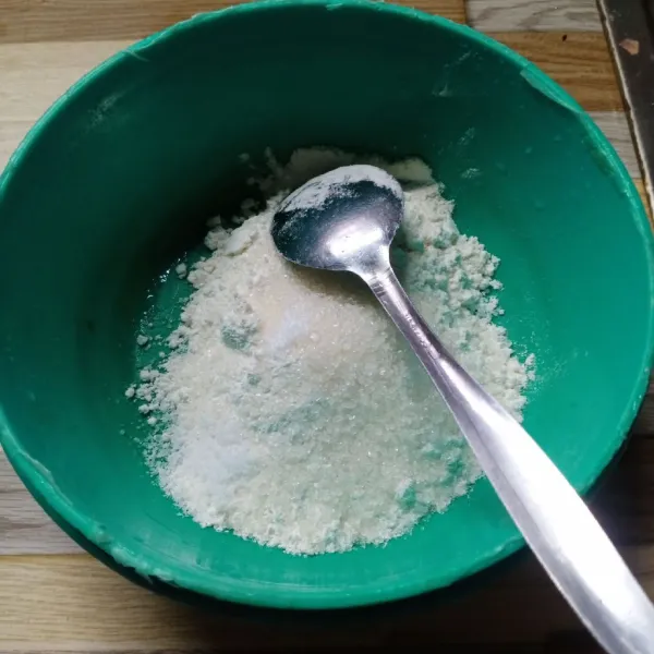 Dalam wadah masukkan tepung terigu, tepung beras, gula pasir, garam, dan vanili.