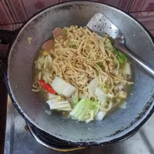 Terakhir masukkan sawi, aduk sebentar sampai layu dan jangan lupa koreksi rasanya.