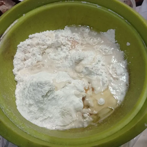 Campur tepung, gula, ragi, air, minyak dan garam lalu uleni sampai kalis.
