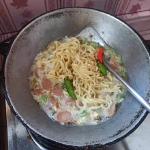 Setelah kuah mendidih, masukkan mie dan cabai bumbui dengan garam, kaldu bubuk, lada bubuk dan kecap asin, aduk rata.
