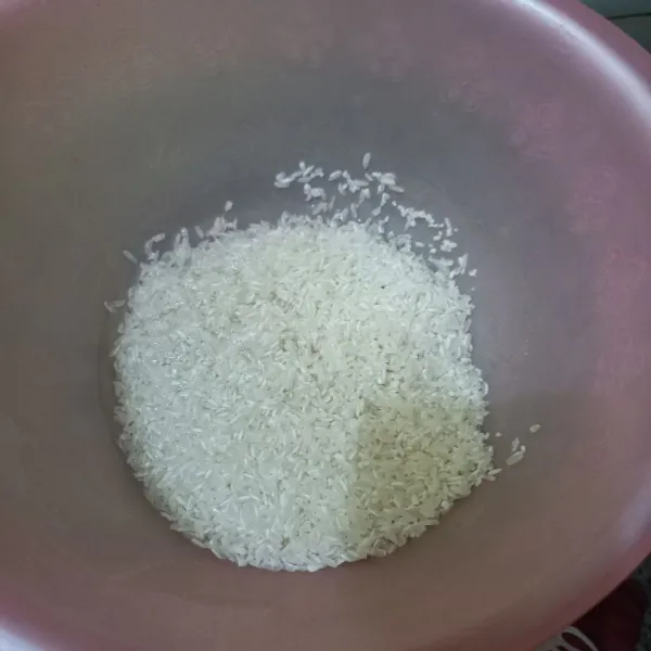 Cuci bersih beras, kemudian tiriskan.
