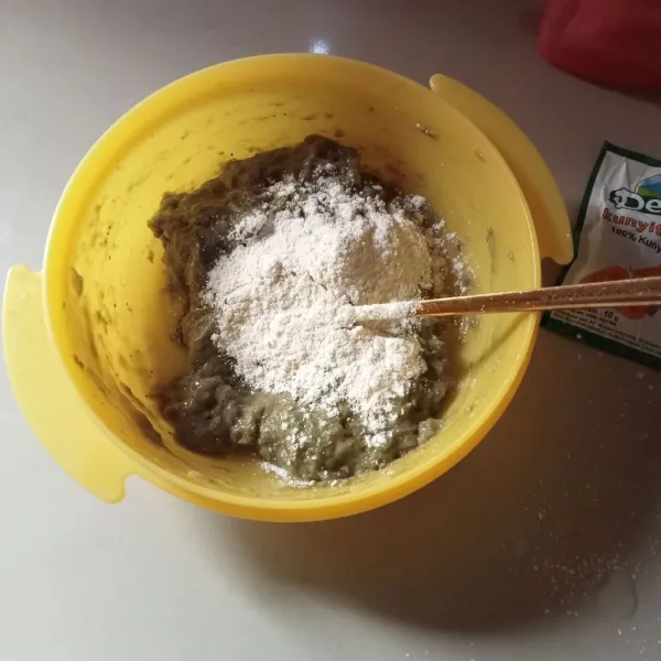 Tambahkan tepung bumbu serbaguna dan tepung maizena. Aduk hingga tidak bergerindil.