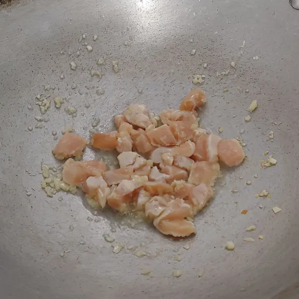 Tumis bawang putih, kemudian masukkan ayam, masak hingga matang.