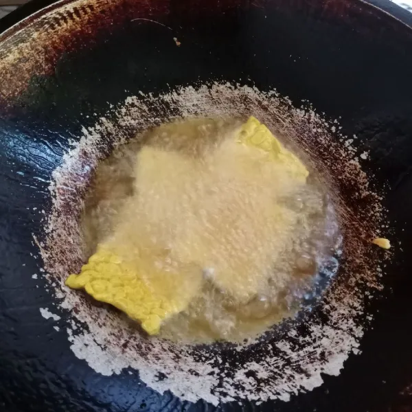 Goreng dalam minyak panas sampai kuning kecokelatan, lalu angkat dan sajikan.