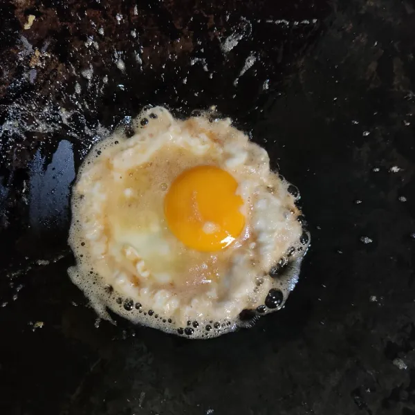 Ceplok telur (tanpa garam), sisihkan.