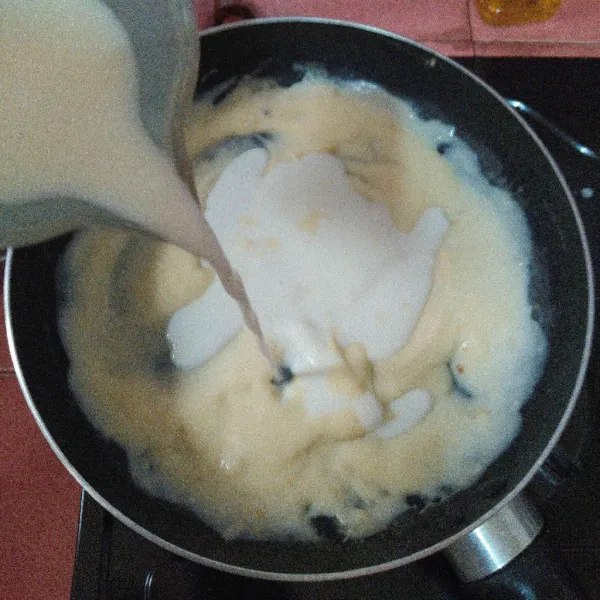 Buat saus: lelehkan margarin, masukkan terigu lalu aduk dengan whisker. Tambahkan air dan susu skim. Masukkan lada hitam, parsley dan garam, aduk rata.