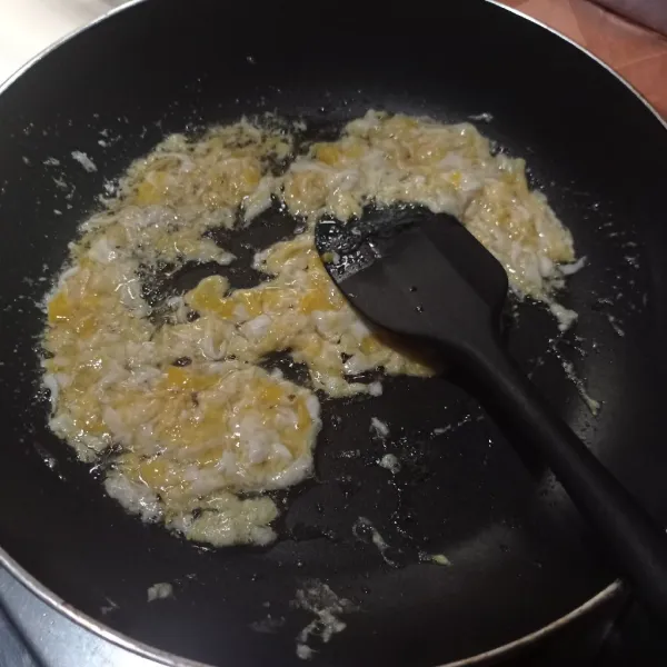 Panaskan minyak, masukkan telur buat orak-arik sampai matang.
