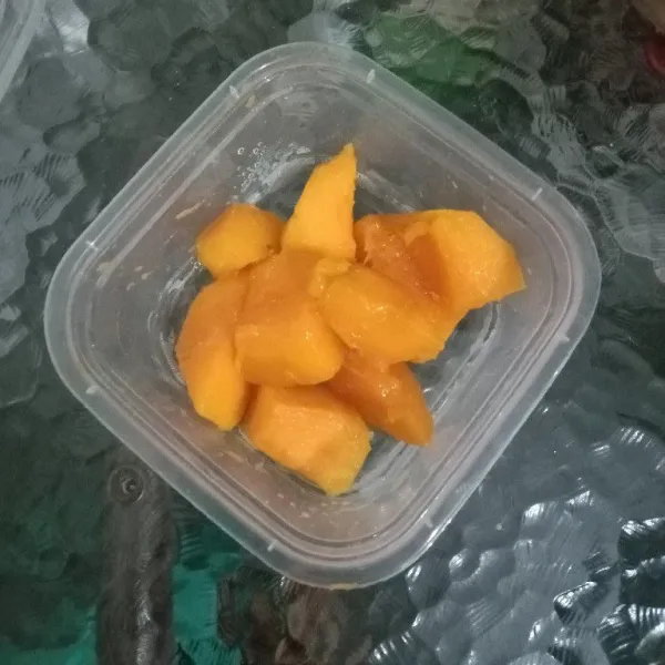 Kupas mangga.