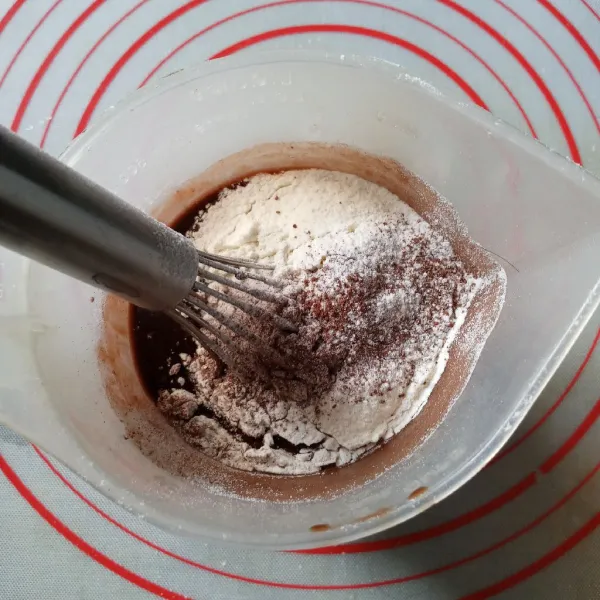 Masukkan tepung terigu, garam dan nescafe. Aduk rata.